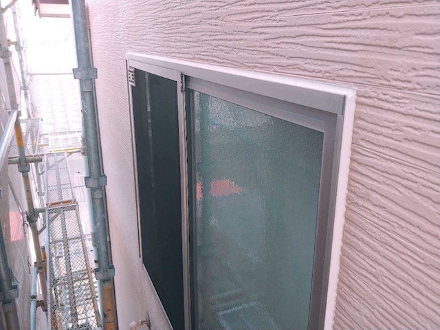 窓と外壁の境目施工完了